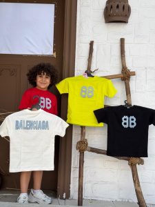 ⁦تيشرت حروف بارزه جينز⁩ - الصورة ⁦2⁩