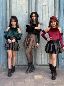 بلوزه قطيفه فاتحه كتف وفيونكه - الصورة 4