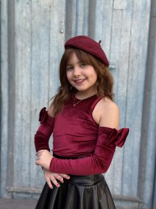 بلوزه قطيفه فاتحه كتف وفيونكه - الصورة 2