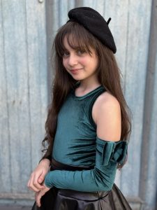 بلوزه قطيفه فاتحه كتف وفيونكه - الصورة 3