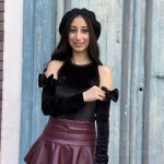 بلوزه قطيفه فاتحه كتف وفيونكه