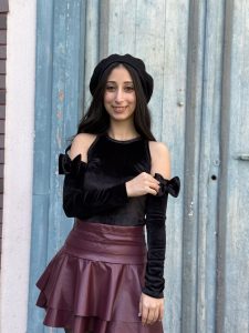 بلوزه قطيفه فاتحه كتف وفيونكه