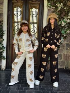 طقم تريكو جاكيت طابعه دبدوب زراير اماميه وبنطلون رجل واسعه - الصورة 2