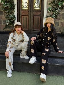 طقم تريكو جاكيت طابعه دبدوب زراير اماميه وبنطلون رجل واسعه - الصورة 3