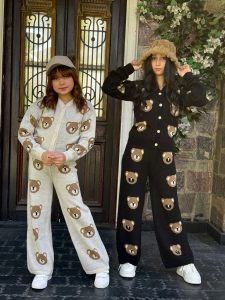 طقم تريكو جاكيت طابعه دبدوب زراير اماميه وبنطلون رجل واسعه