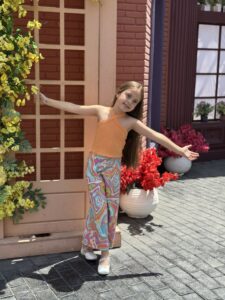 Rib Crossed Halter Top & Floral Print Woven Pants 2 Pieces Set - Image 2