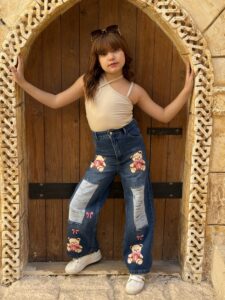 بنطلون جينز تقطيع طابعه دبدوب