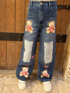 ⁦بنطلون جينز تقطيع طابعه دبدوب⁩ - الصورة ⁦2⁩