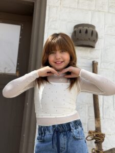 توينز بلوزه شيفون استراس و توب حماله سادة - الصورة 2