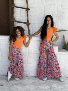 One Shoulder Plain Top & Full-Length Abstract Geometric Print Pattern Resort Wide Leg Pants - Image 4