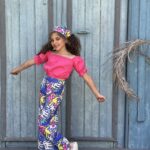 طقم بلوزه اوفشولدر و بنطلون طباعه الوان مع بندانه