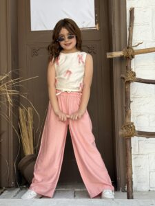 طقم بلوزه فيونكات بارزة و بنطلون سادة